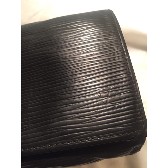 SOLD Vintage Louis Vuitton Epi Wallet - Picture 2 of 8